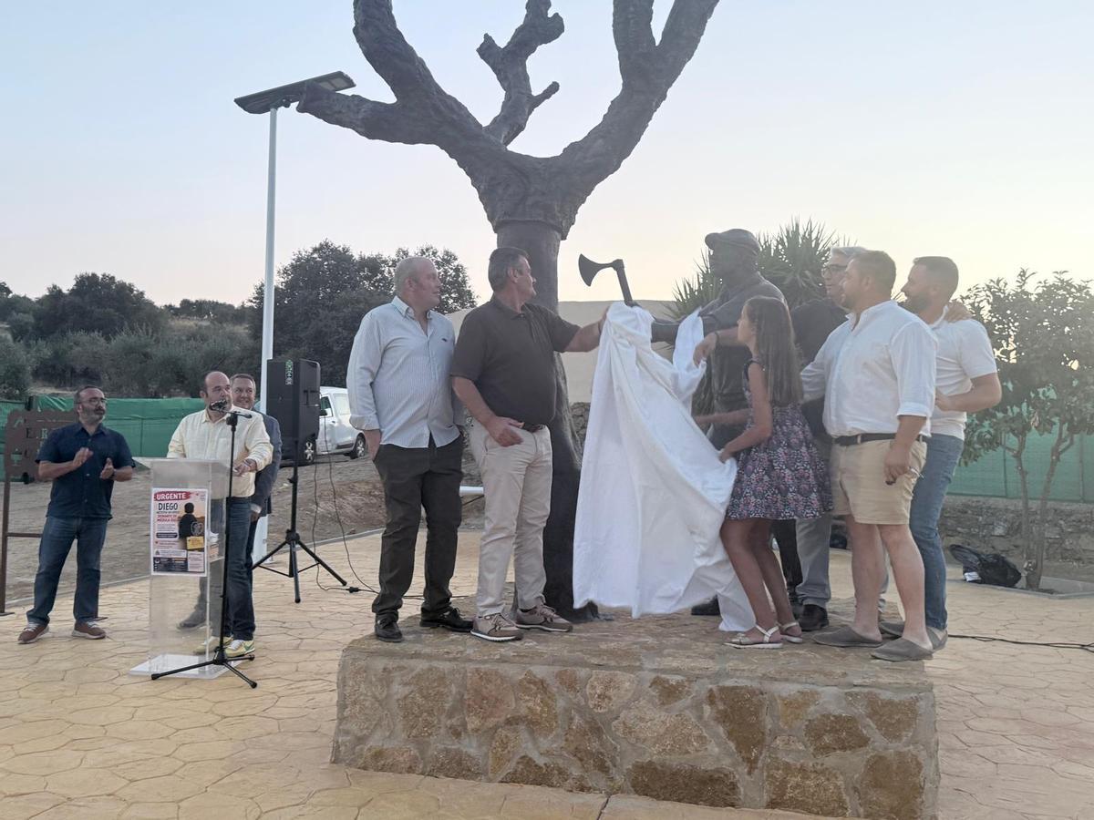 Alcuéscar inaugura el Rincón del Corchero para honrar su legado artesanal y sus generaciones
