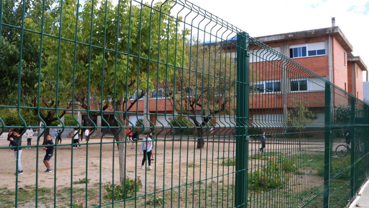 Pla general de l&#039;escola Joan de Margarit de la Bisbal amb alumnes al pati