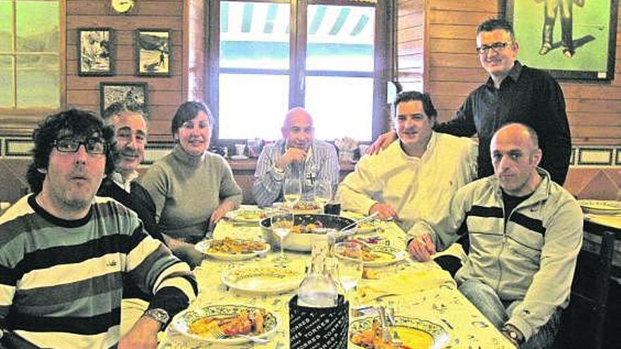 Carmen Martínez-Bordiú, al lado de Manuel Preciado, con su marido, José Campos, tercero por la derecha.