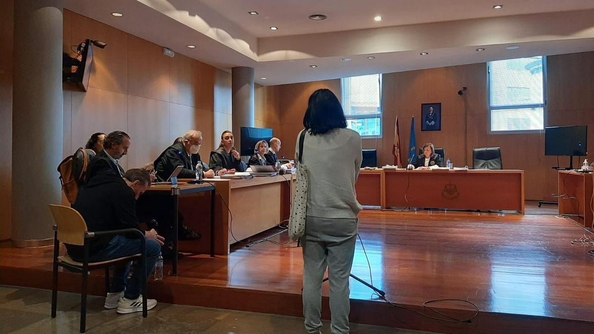 Declaración de una testigo, con el acusado a la izquierda.