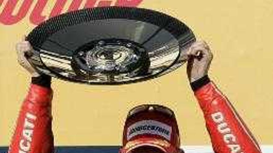 Stoner alza el trofeo de campeón del GP de Australia