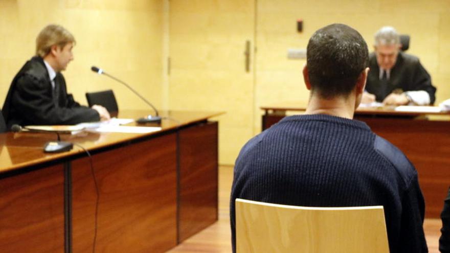 A la dreta, l&#039;acusat de violar una indigent a Girona.