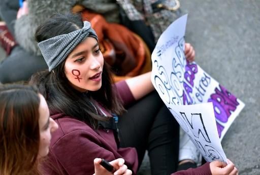 Una joven participa en una manfestación en San Sebastian.