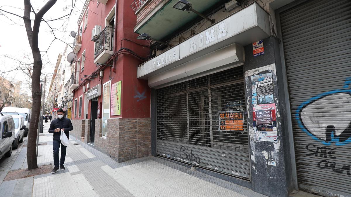 Un comercio cerrado desde hace meses en el barrio de Torrero de Zaragoza.