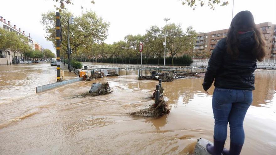 Calle cercana a la parada de metro de Aldaia, inundada como consecuencia del desboramiento del barranco.   | JM LÓPEZ