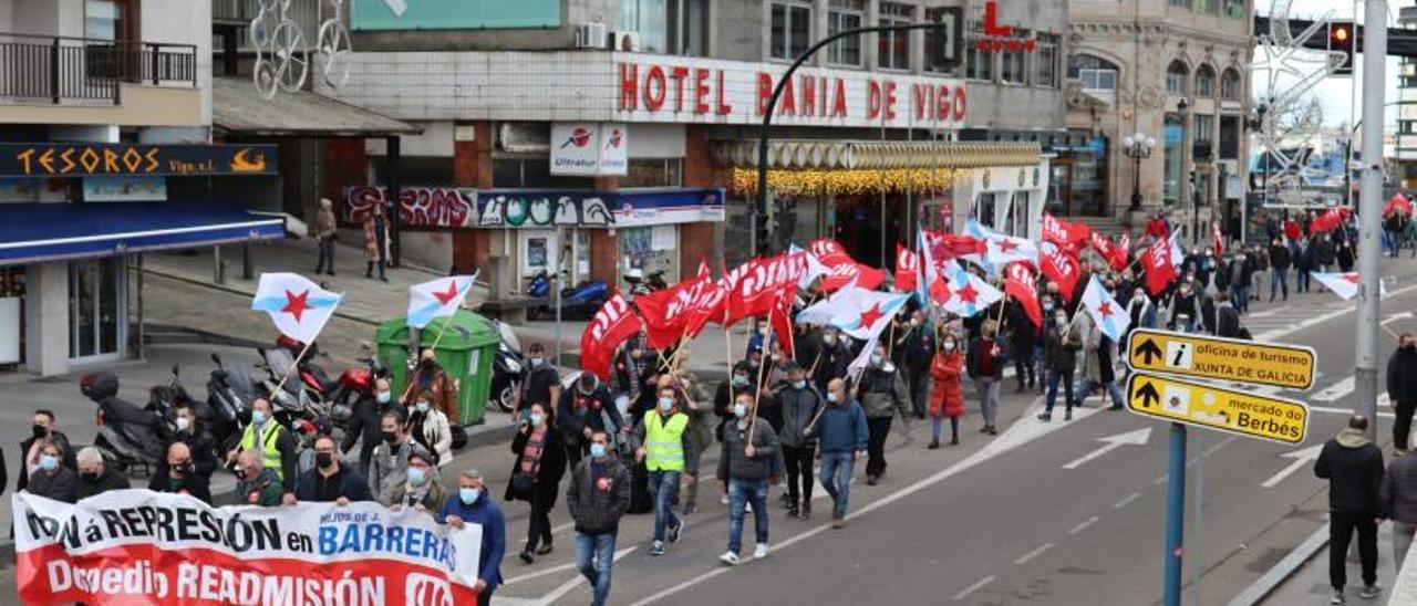 Protesta ayer de la CIG en las calles de Vigo por la situación de Hijos de J. Barreras.   | // CIG