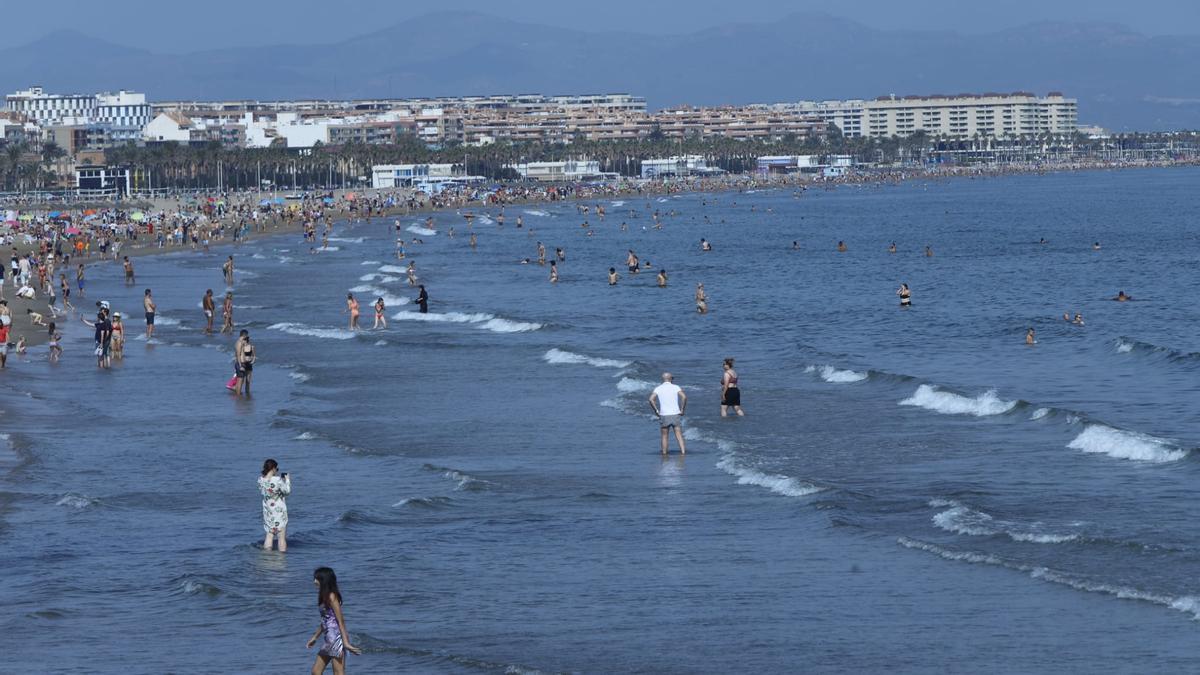 Llenazo en las playas de València este domingo, 15 de octubre