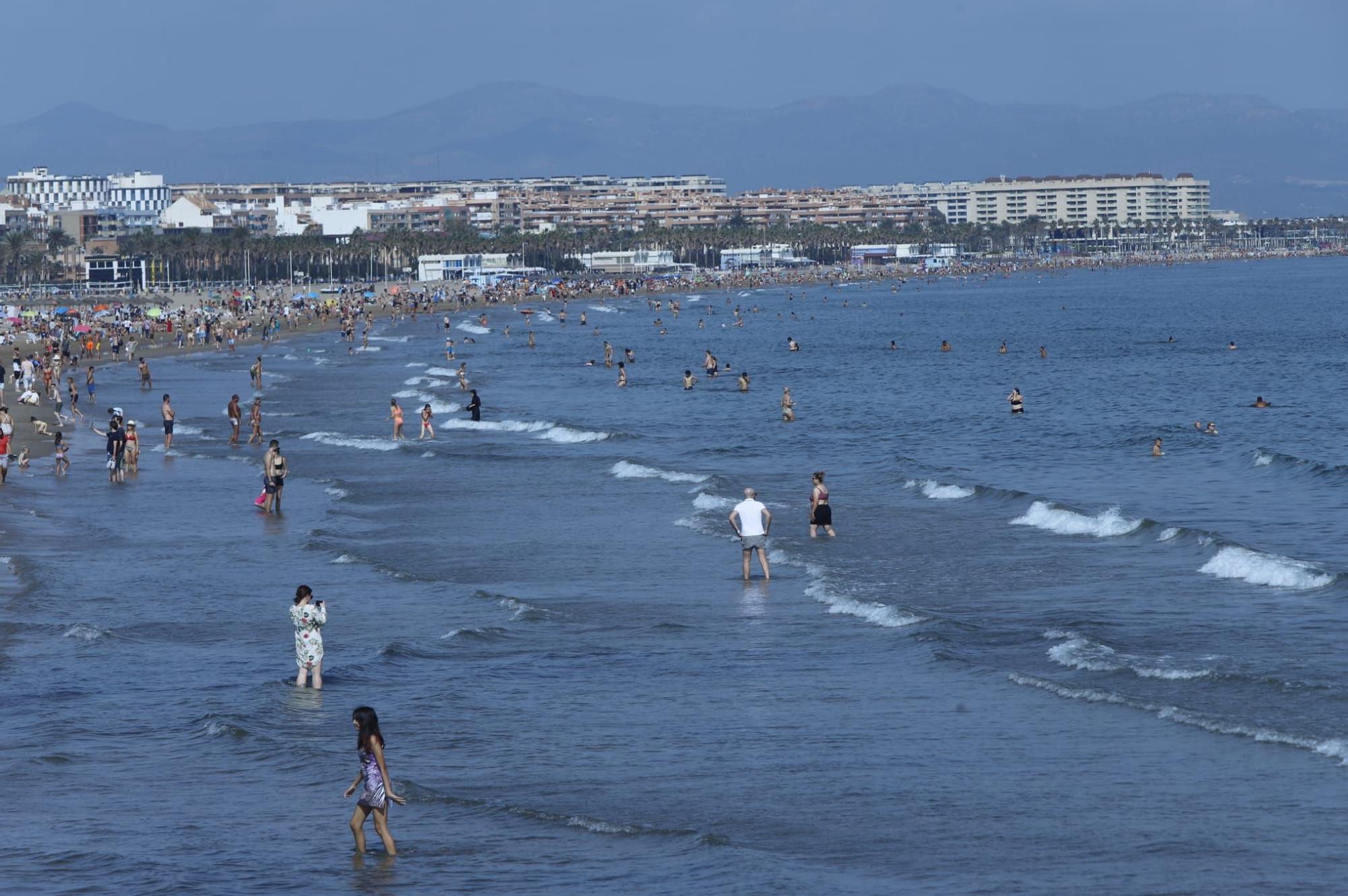 Llenazo en las playas de València este domingo, 15 de octubre