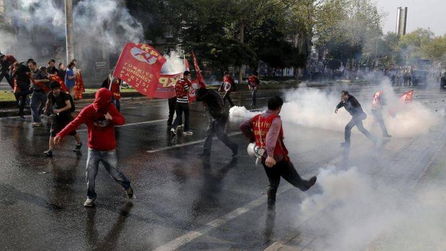 Siete policías heridos en choques con manifestantes el 1 de Mayo en Estambul