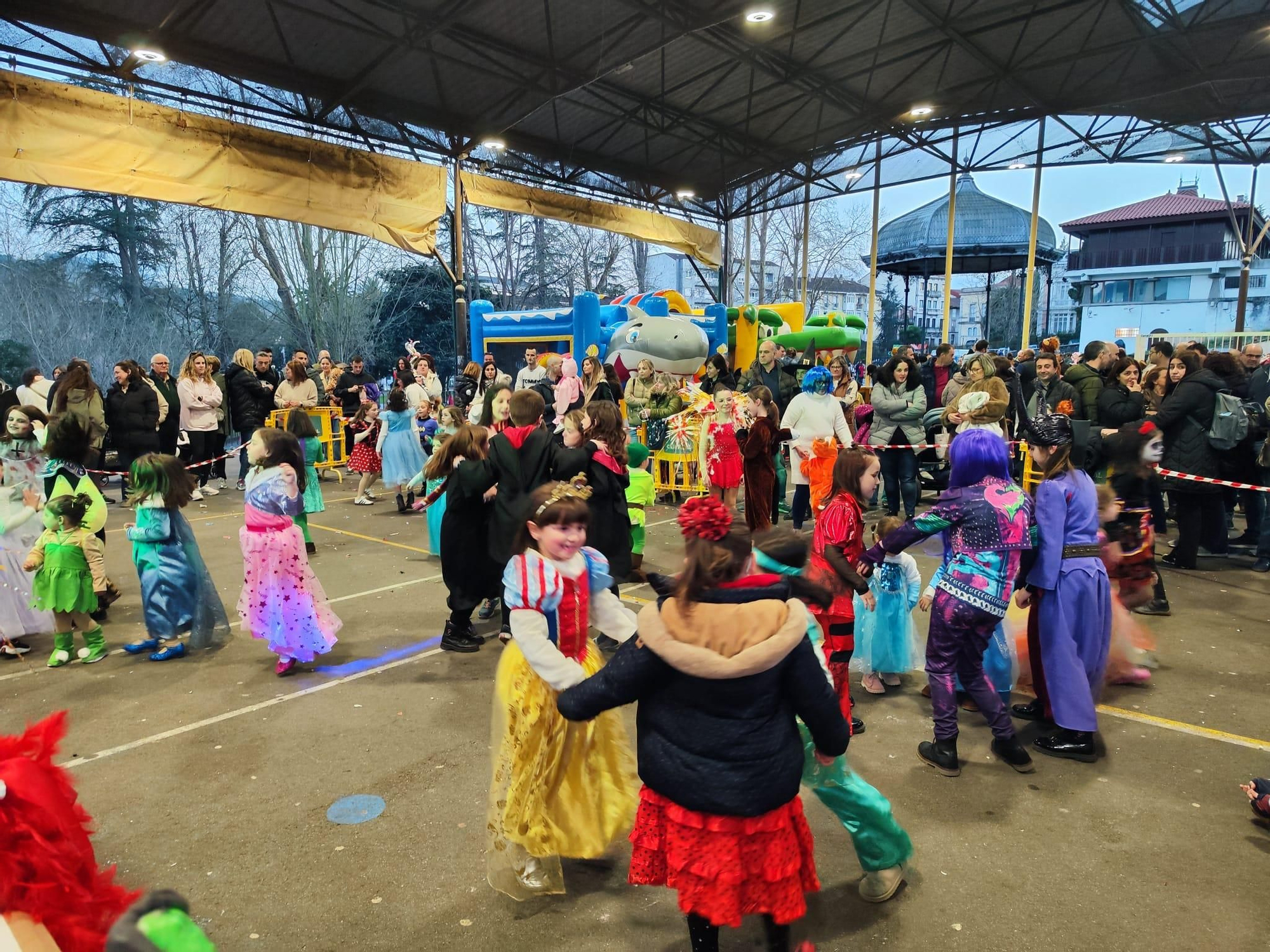 Todas las imágenes del concurso de disfraces de Grado: así fue la gran fiesta en El Frontón