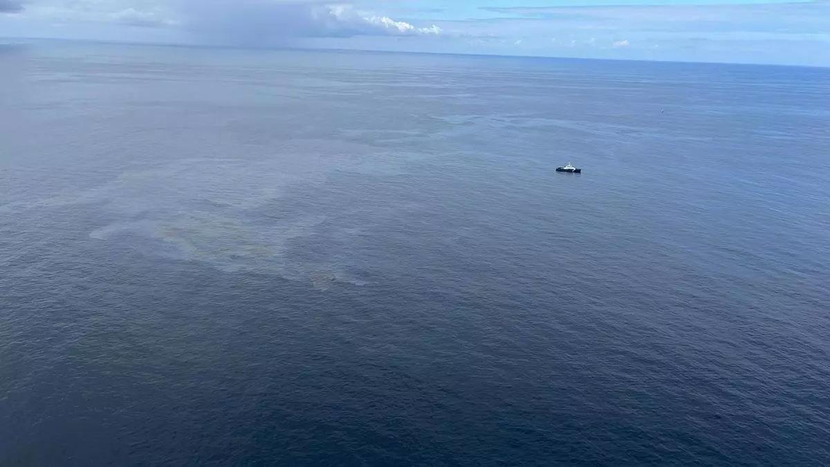 El vertido de combustible del 'Nueva Mariña' amenaza la costa de Muros.