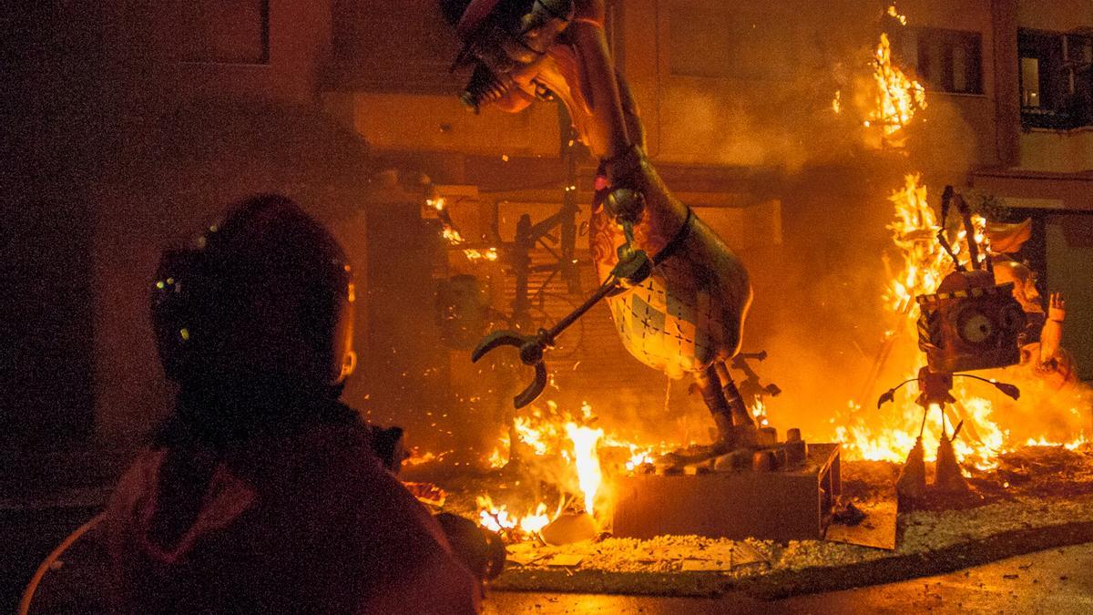 Las imágenes de la 'cremà' de las Fallas de Gandia