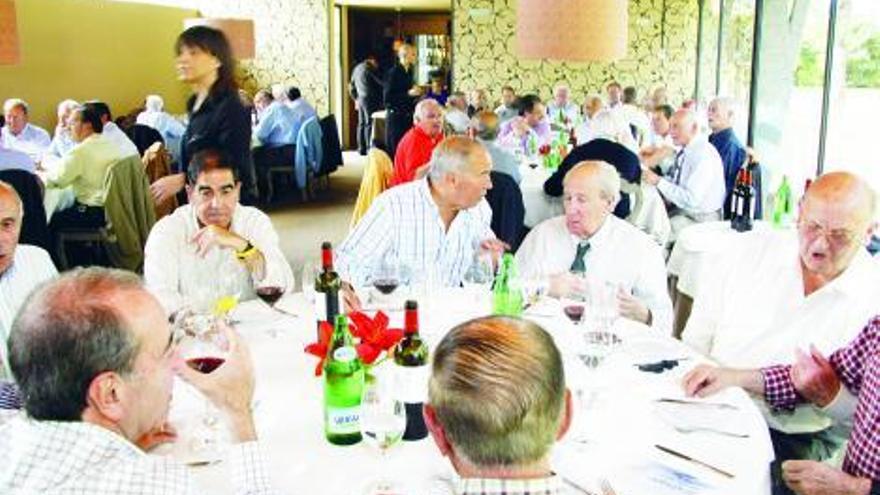 Varios socios veteranos disfrutando, ayer, de la comida celebrada en el restaurante La Salgar.