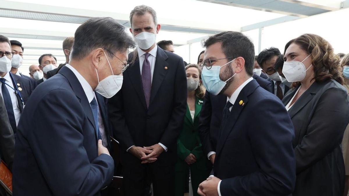 Pla obert del president Aragonès intercanviant unes paraules amb el president de la República de Corea del Sud, Moon Jae-in, amb el rei Felip VI al fons a la Reunió Anual del Cercle d'Economia, el 16 de juny del 2021 (Horitzontal)