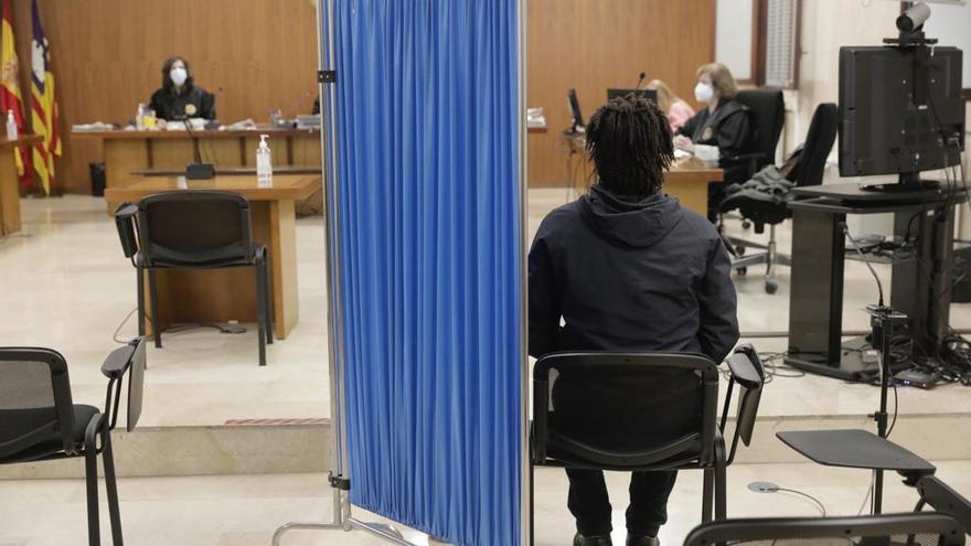 El acusado de violar a una menor, ayer durante el juicio celebrado en la Audiencia.