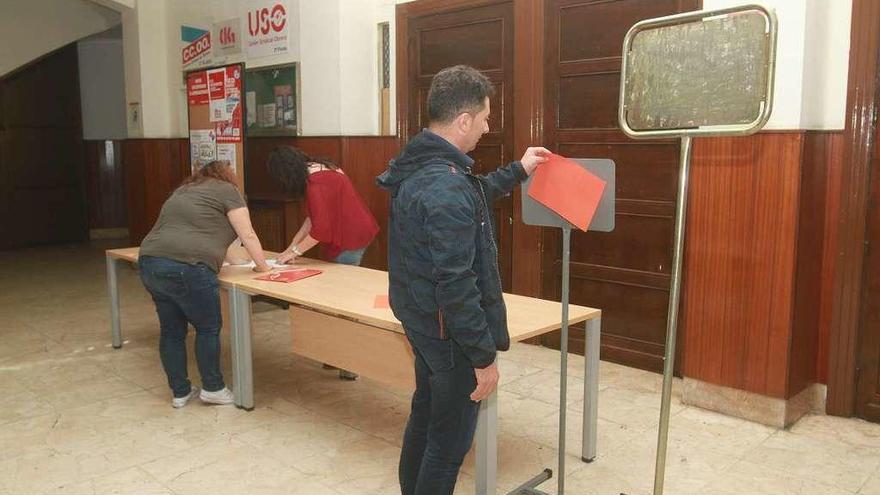 Preparativos en el colegio electoral ubicado en la Casa Sindical, en el parque San Lázaro de Ourense. // Iñaki Osorio