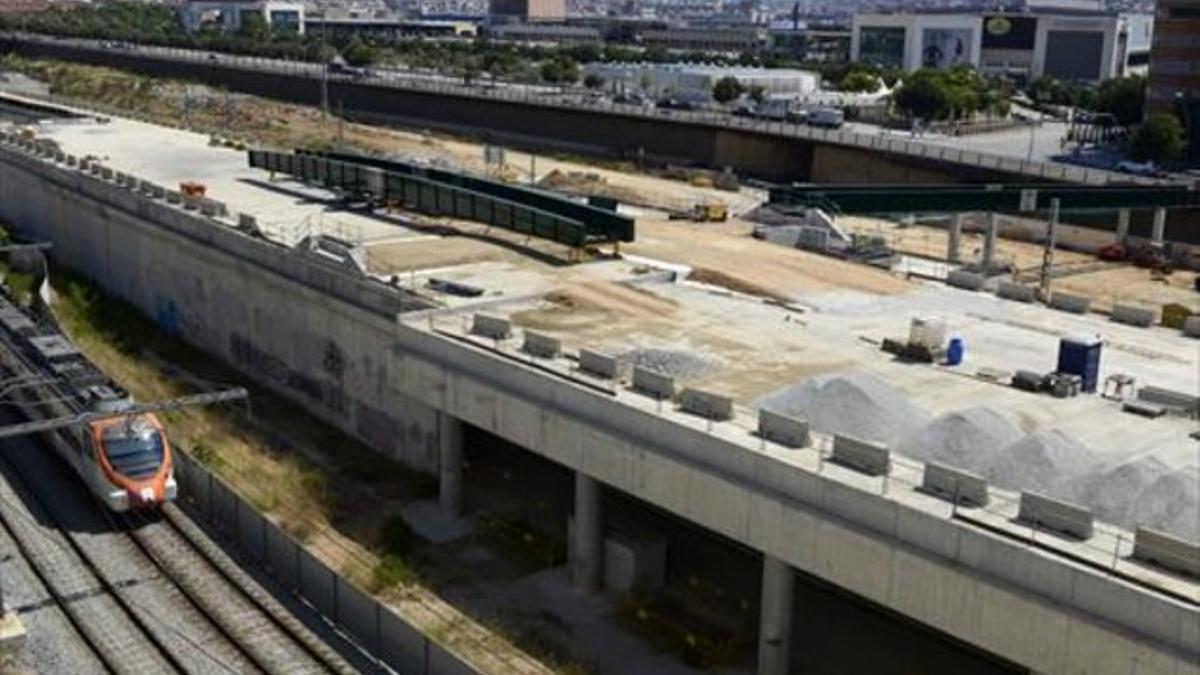 Tramo del puente (derecha) de las vías de Sant Andreu ya puesto, ayer, y al lado el que se instalará el día 3.