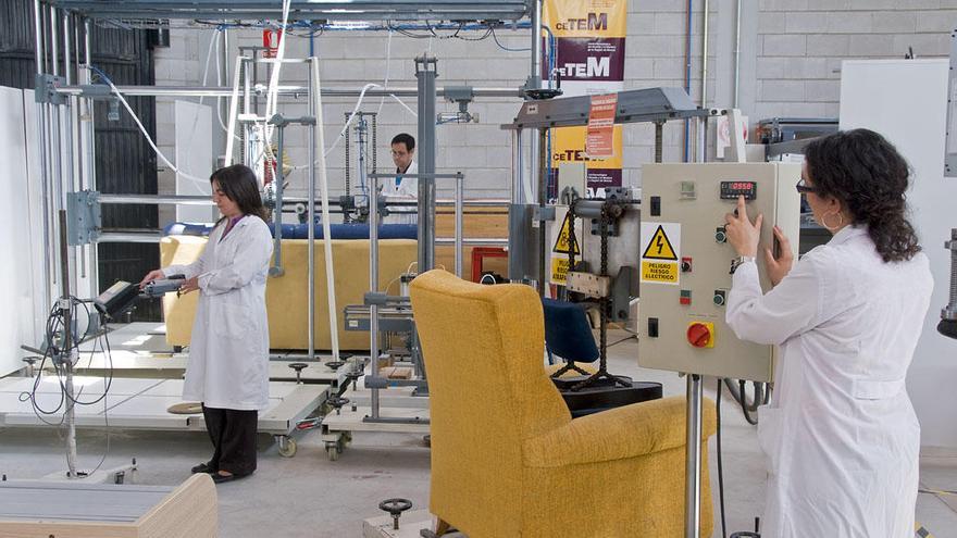 Técnicos en un taller del Centro Tecnológico del Mueble de Yecla.