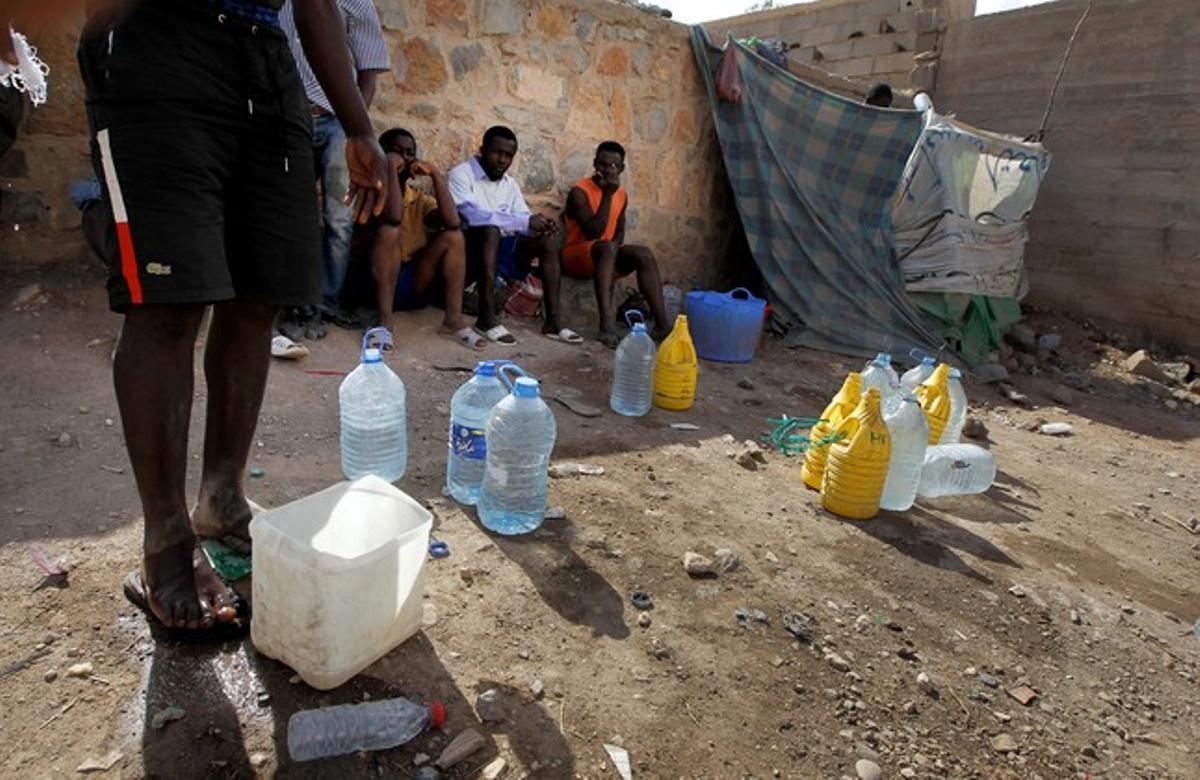 Diversos immigrants sobreviuen a l’illa a base d’aigua i alguns aliments.