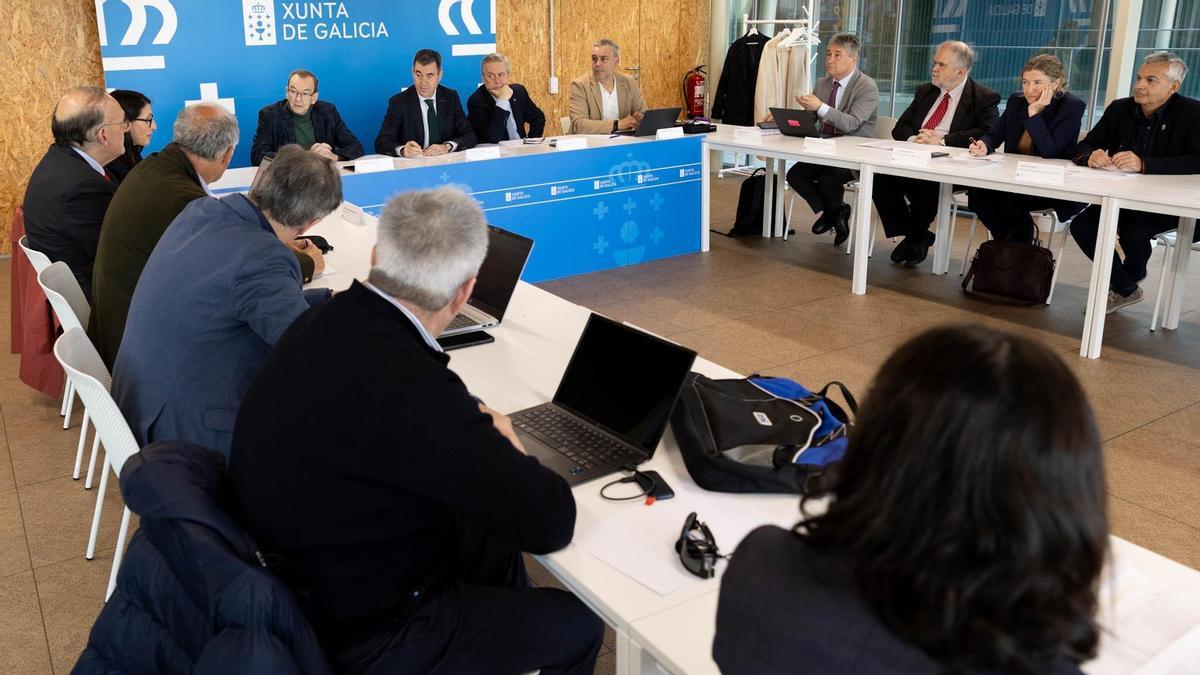 Asistentes a la reunión de la comisión de seguimiento de descentralización del grado de Medicina.