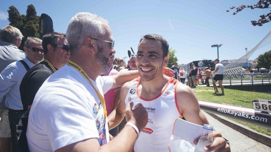 Campos es felicitado tras la prueba.