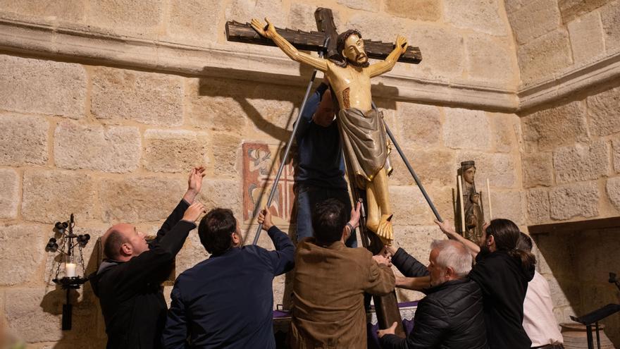 La Hermandad Penitencial del Espíritu Santo baja el Cristo para el besapiés