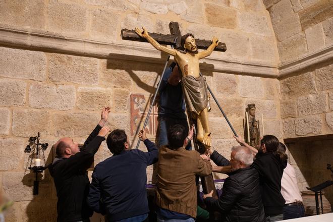 La Hermandad Penitencial del Espíritu Santo baja el Cristo para el besapiés