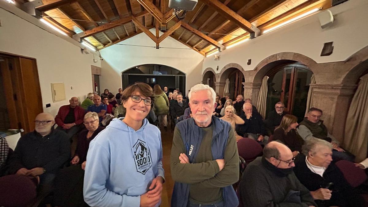 Vanessa Almeida con Álvaro Peláez, en la sala de la Casa de Cultura de Grado.