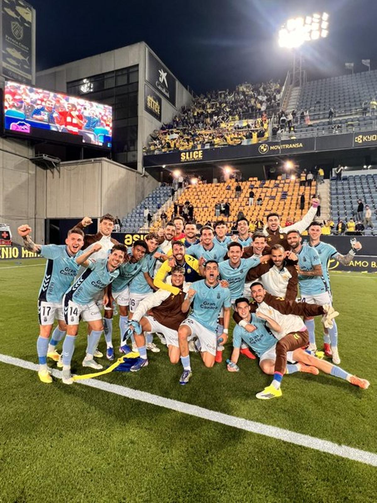 Los jugadores de la UD festejan junto a la afición desplazada a Cadiz el triunfo