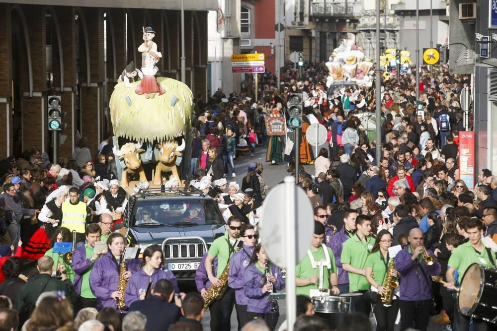 Desfile de carrozas el Lunes de Pascua en Avilés