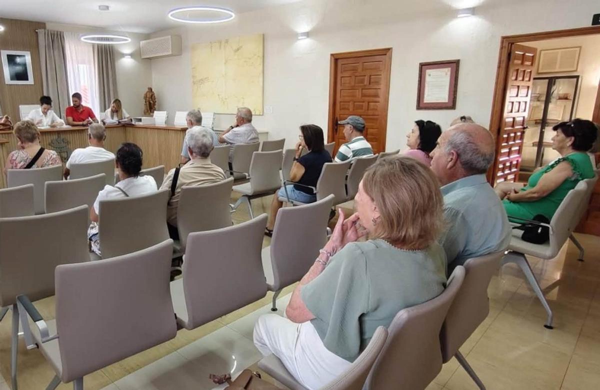 El Ayuntamiento de Aldeacentenera invierte 50.688 euros en recuperar 13 parcelas industriales