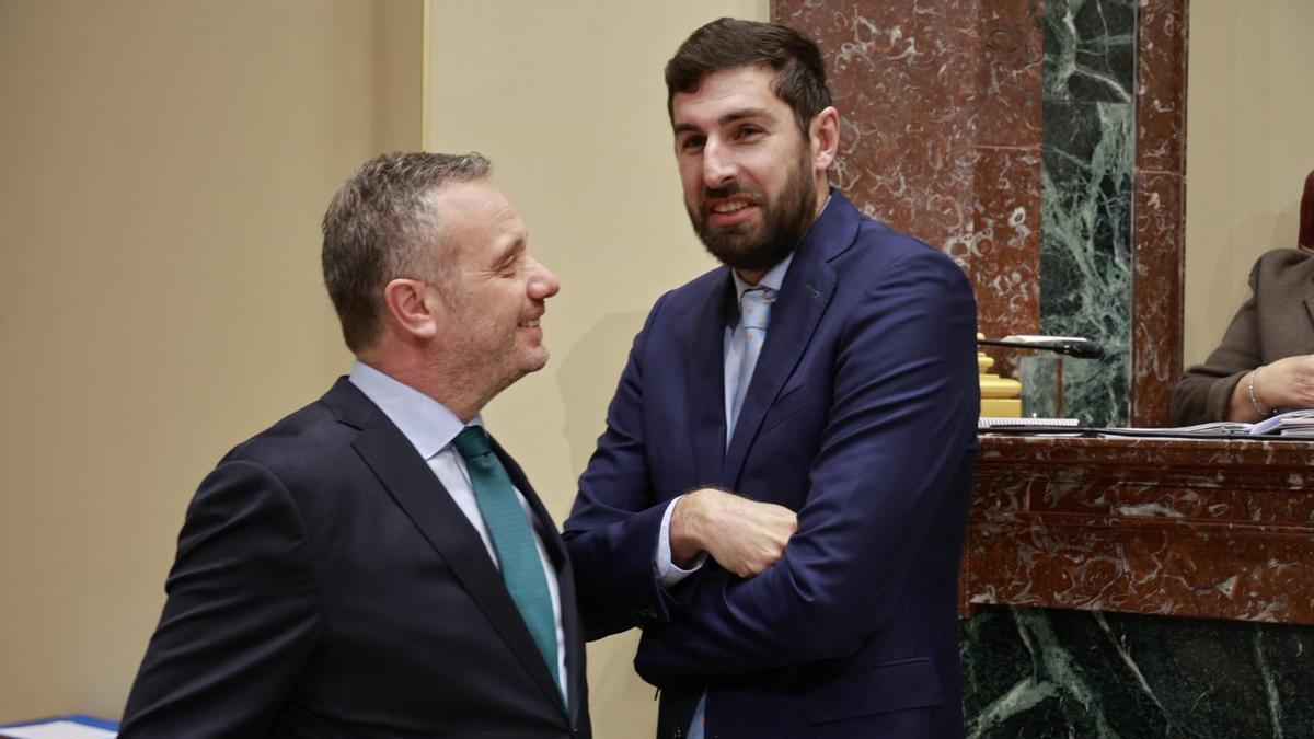 José Ángel Antelo (d) charla con Joaquín Segado en la Asamblea en una imagen de archivo.