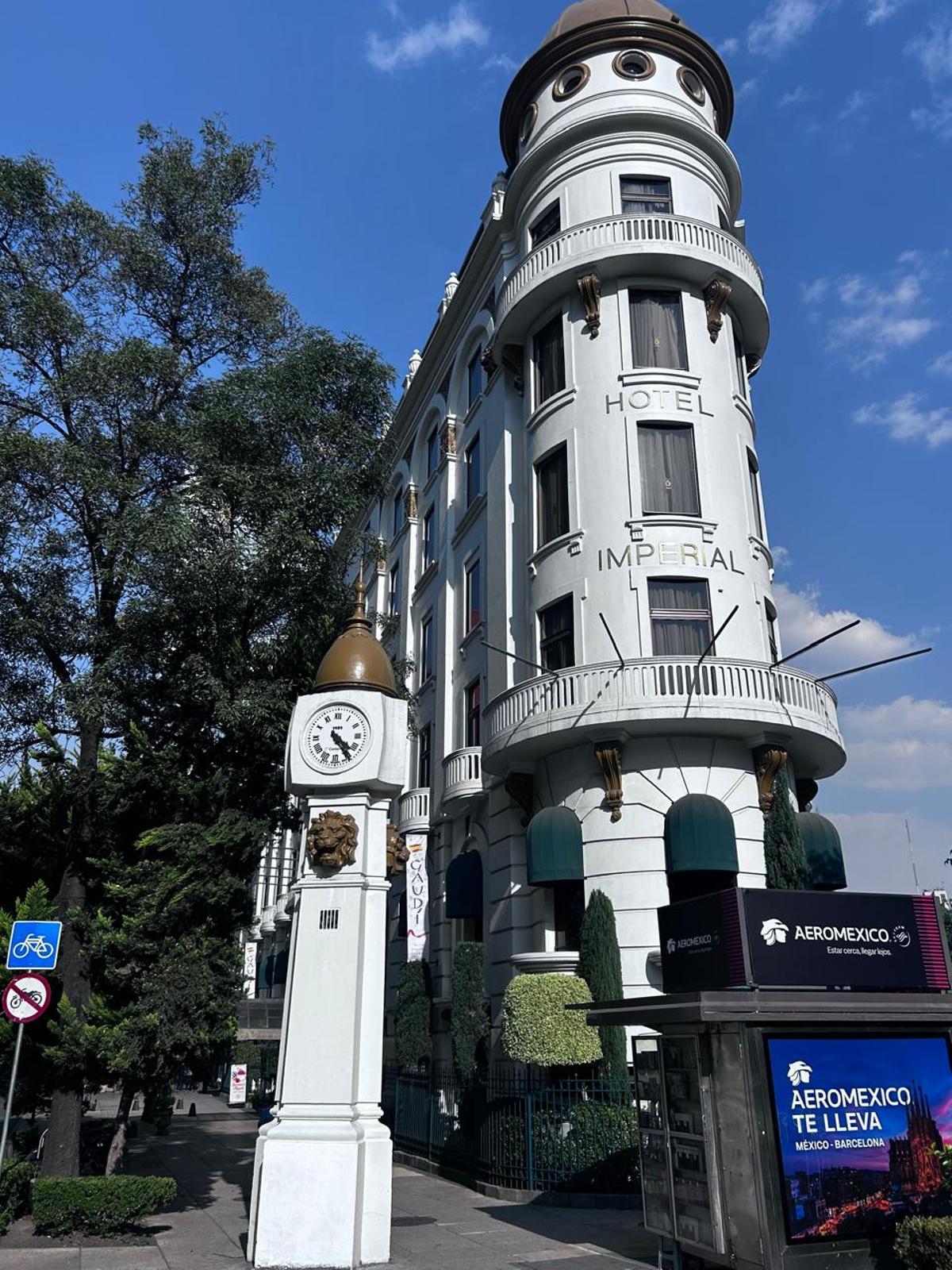 El reloj que marca las horas con el "Asturias, patria querida", en pleno Paseo de la Reforma de la ciudad de México.