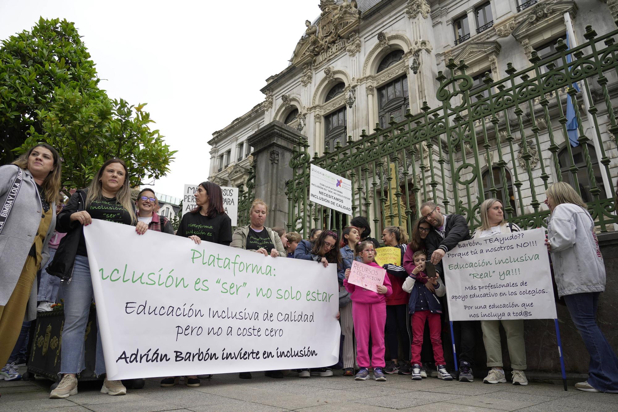EN IMÁGENES: concentración de la enseñanza pública en la Junta General 
