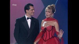 Pantallazo de Esto es espectáculo , programa de TVE presentado por Bárbara Rey y Ramón García.