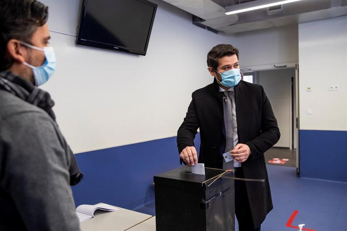 El líder ultraderechista portugués, André Ventura, en el momento de votar.