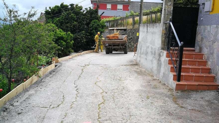 Operarios iniciando los trabajos en el camino de Sabaceda.