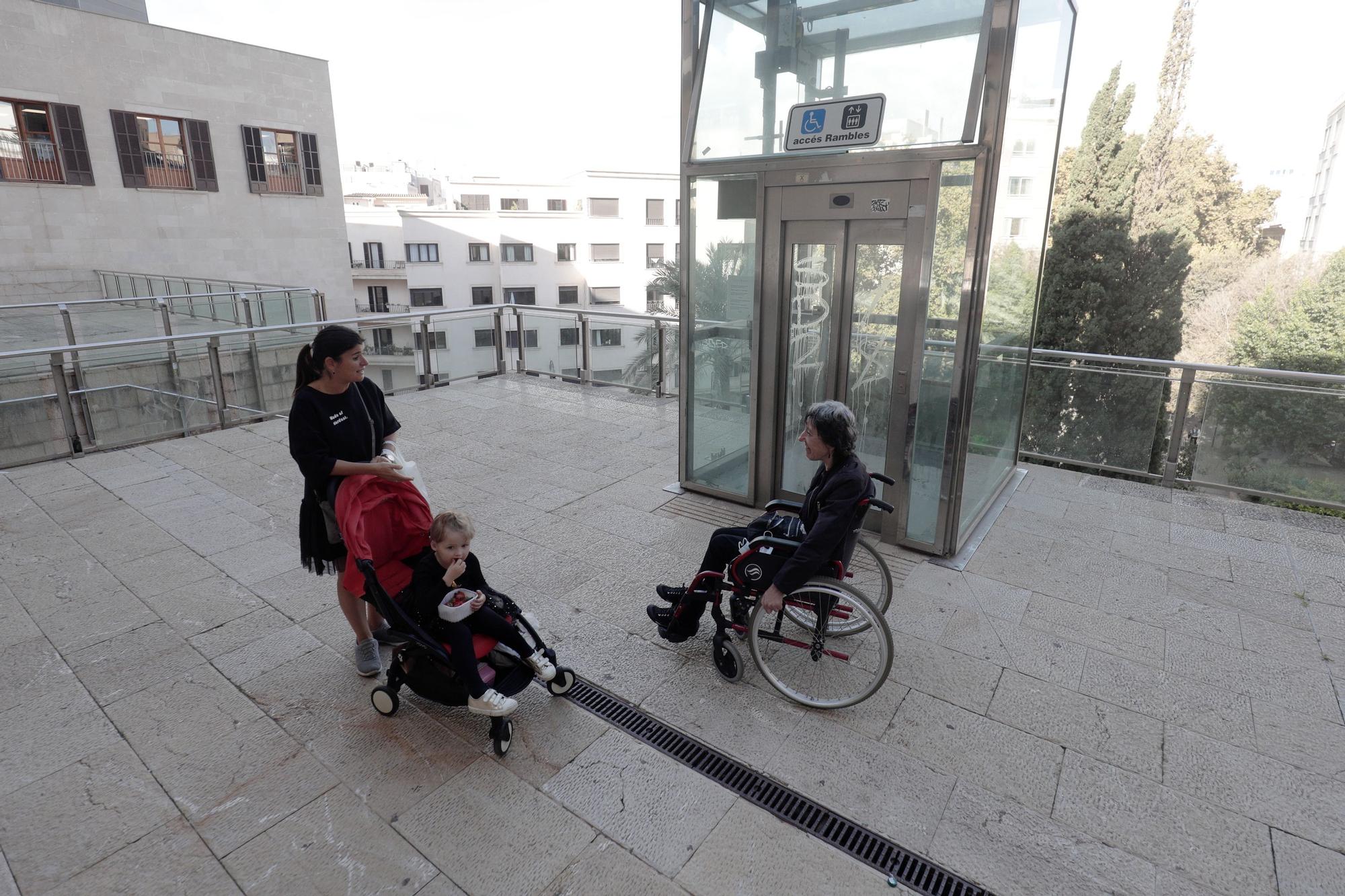 Vecinos de la plaza Major esperan a que Cort repare el ascensor desde hace siete meses