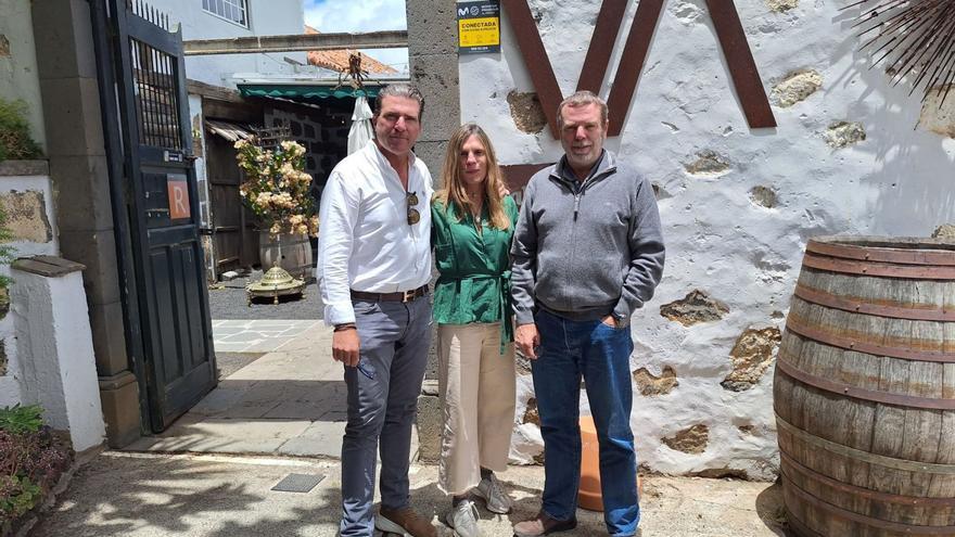 Álvaro, Beatriz y Diego Cambreleng, en las puertas del Bodegón Finca Vandama, donde la naturaleza y el buen vivo abren el apetito.