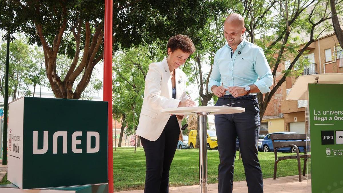 Momento de la firma del convenio entre la alcaldesa, Carmina Ballester, y el director de la UNED Castellón, Alejandro Ribes.