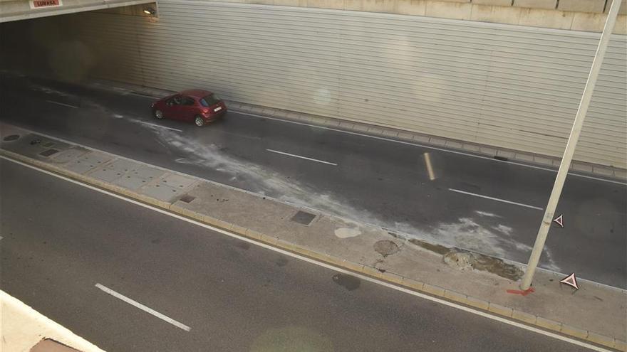 Salta la mediana drogado y choca en la Ronda Norte