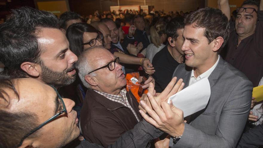 Albert Rivera saluda a los militantes y simpatizantes que acudieron a escucharlo en Murcia.