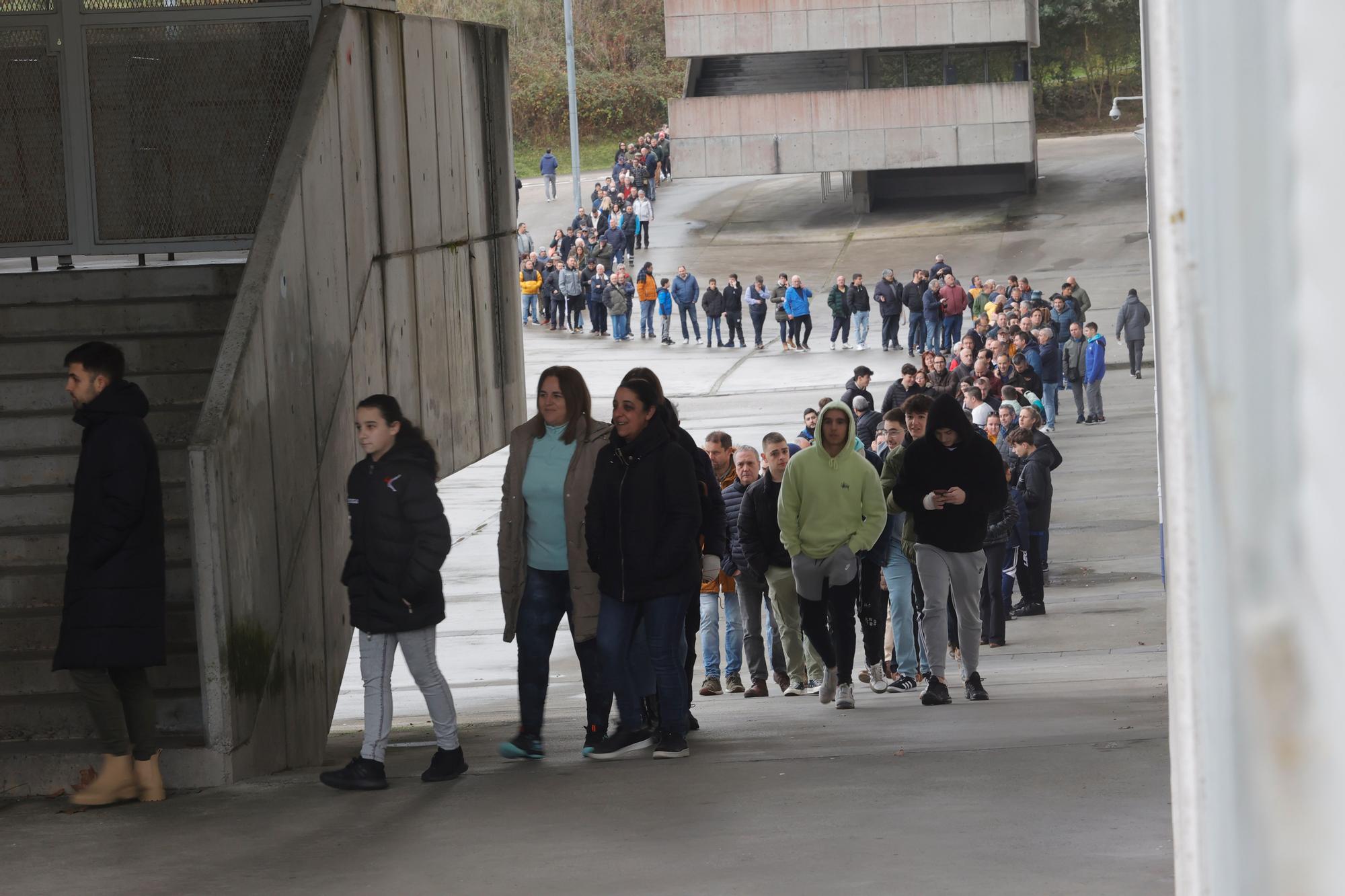 EN IMÁGENES: colas en el Tartiere para comprar entradas de Copa