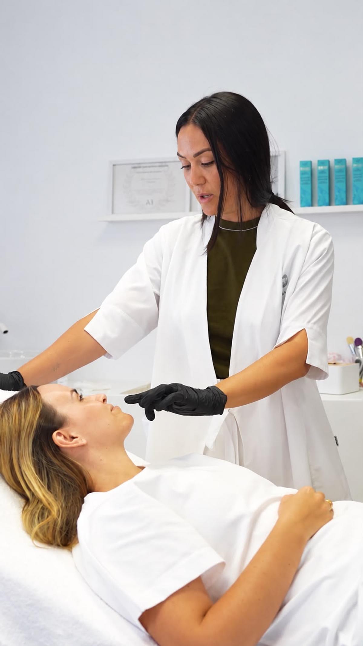 La clínica desde un enfoque multidisciplinar, con un equipo formado por profesionales de medicina estética, enfermería dermoestética, aparatología y estética
