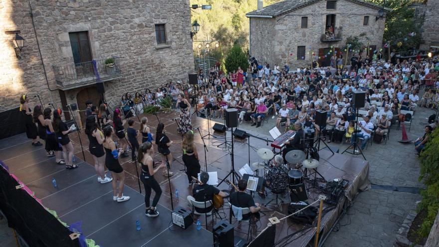 La plaça de l’Església de Rajadell en el concert de cloenda del Campus Gospel de l’any passat, amb l’Esclat Gospel Junior a l’escenari | ARXIU/OSCAR BAYONA