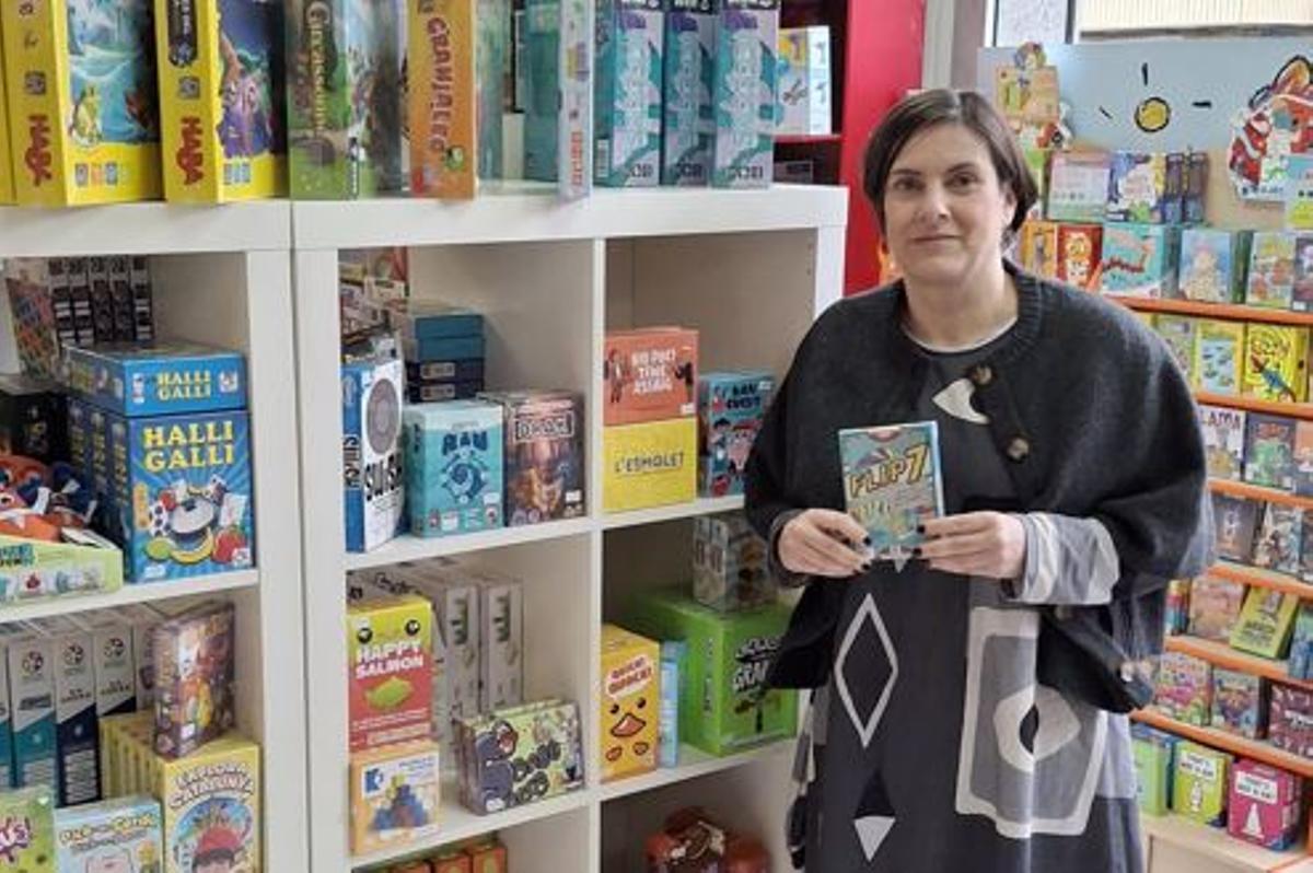 Olga Amat, de Jugajoc de Berga, amb un exemplar de Flip7