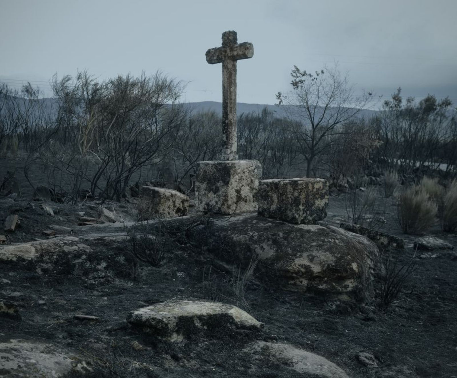 Un crucero en un monte arrasado por el fuego, en 2015.