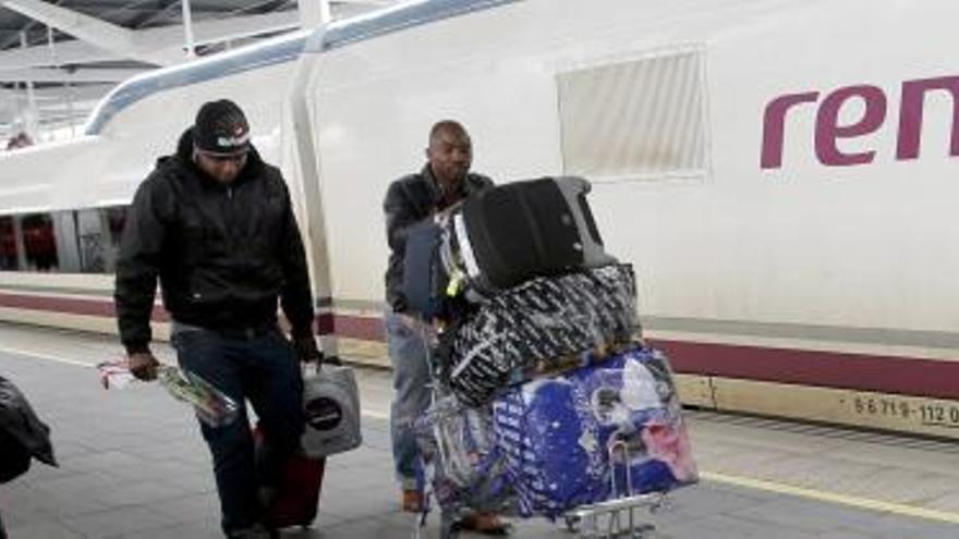 Los primeros viajeros del AVE Madrid-Valencia llegaron hoy procedentes de la capital a la estación de Joaquín Sorolla.