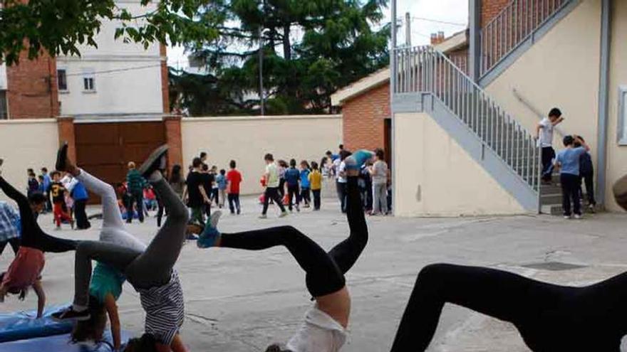 Los alumnos del colegio Santísima Trinidad muestran sus habilidades en la actividad &quot;El Banco del Tiempo&quot;