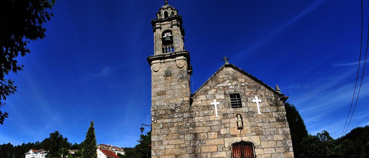 Iglesia tardomedieval de San Pedro de Dimo, en Catoira.